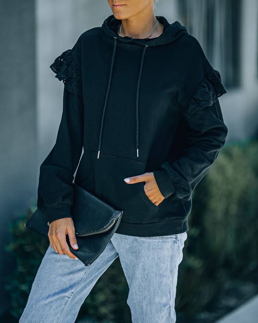 Valeria Hoodie mit Taschen und Ösenbesatz - Schwarz 