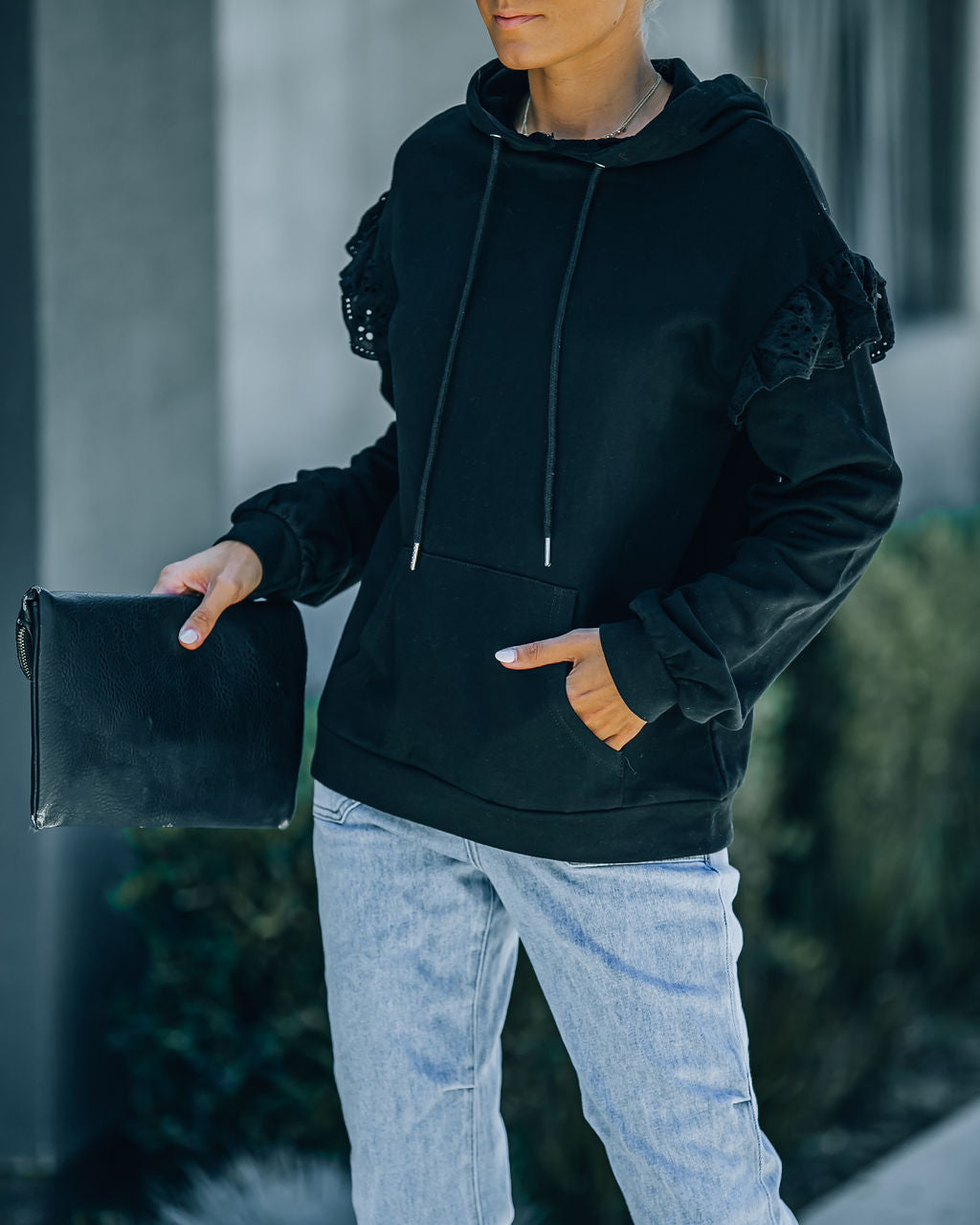 Valeria Hoodie mit Taschen und Ösenbesatz - Schwarz 