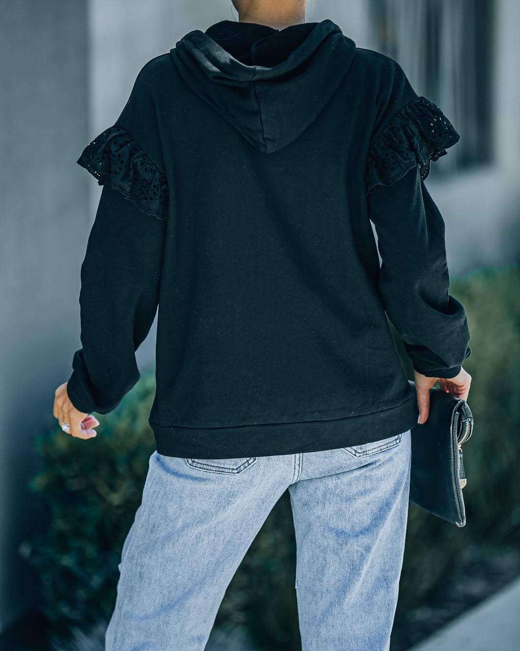 Valeria Hoodie mit Taschen und Ösenbesatz - Schwarz 