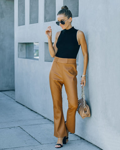 Pantalon évasé taille haute en similicuir Vira - Cognac 