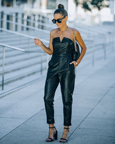 Vivienne Trägerloser Jumpsuit Aus Kunstleder Mit Taschen - Schwarz 