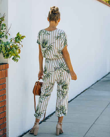 Sunset View Gestreifter Jumpsuit mit Palmenprint und Taschen - Taupe 