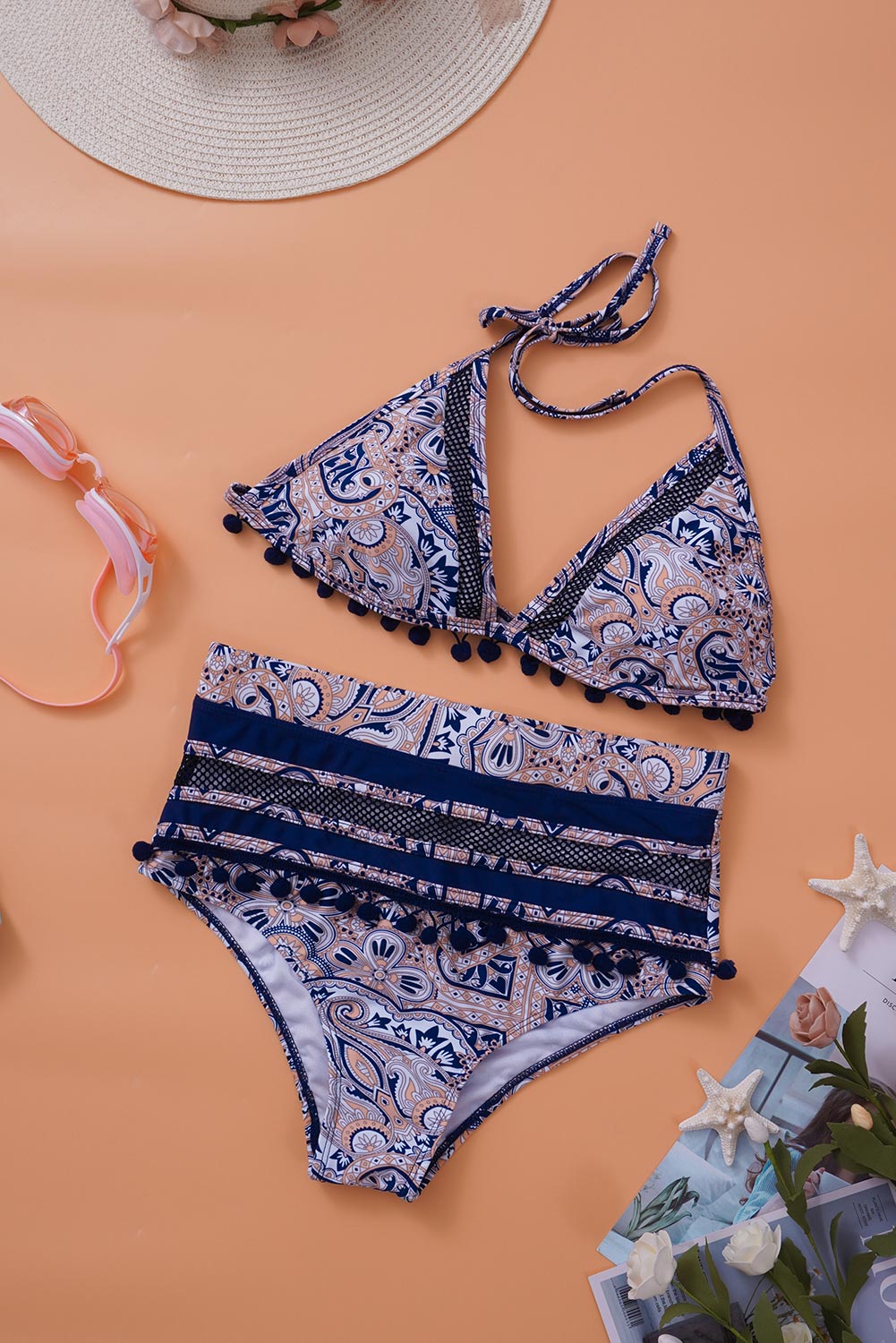 Blauer Bikini mit hoher Taille und Streifen im Paisley-Muster und Quastenbesatz