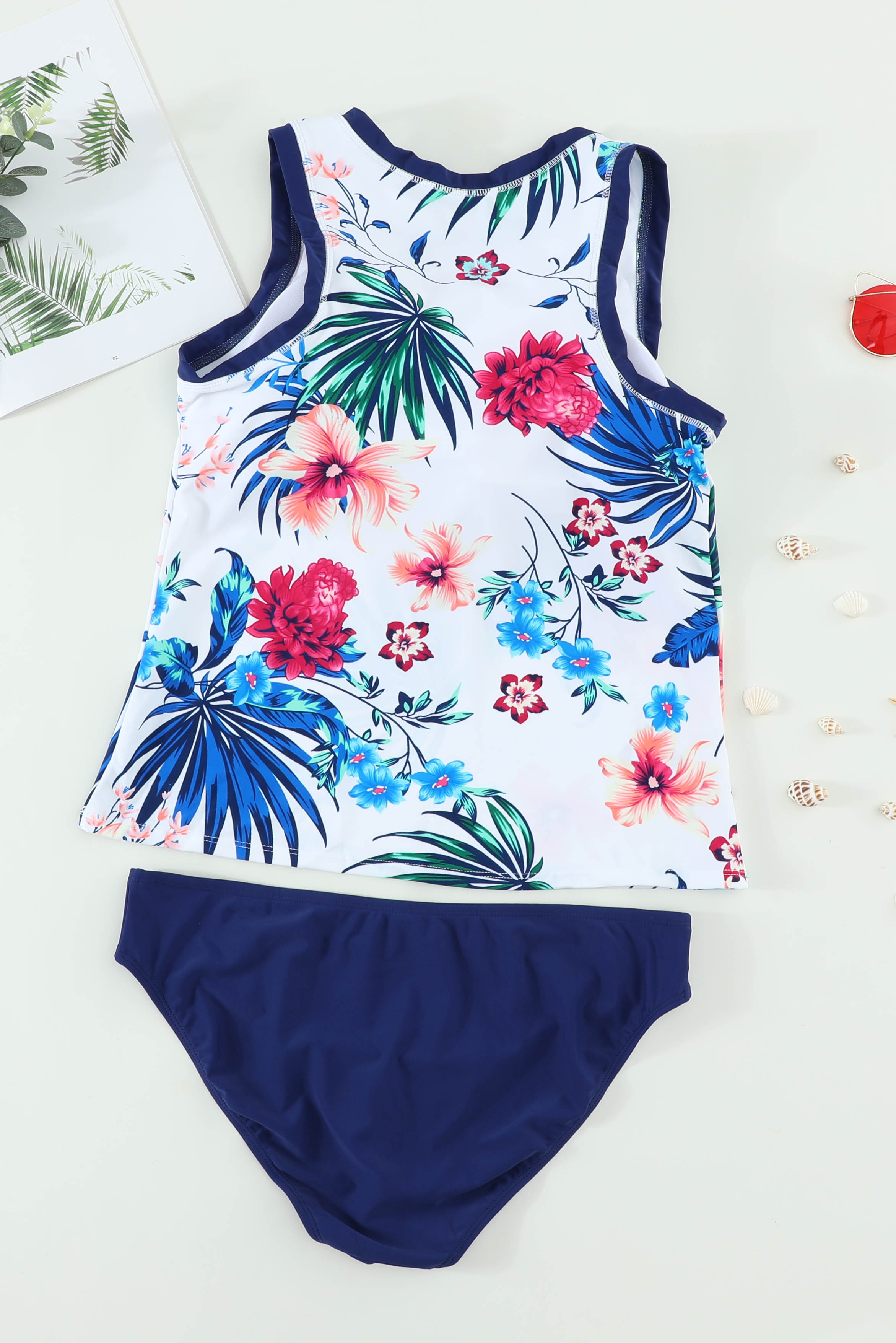 Weiß-blaues Tankini-Set mit hohem Ausschnitt und Riemchendesign und Blumenmuster