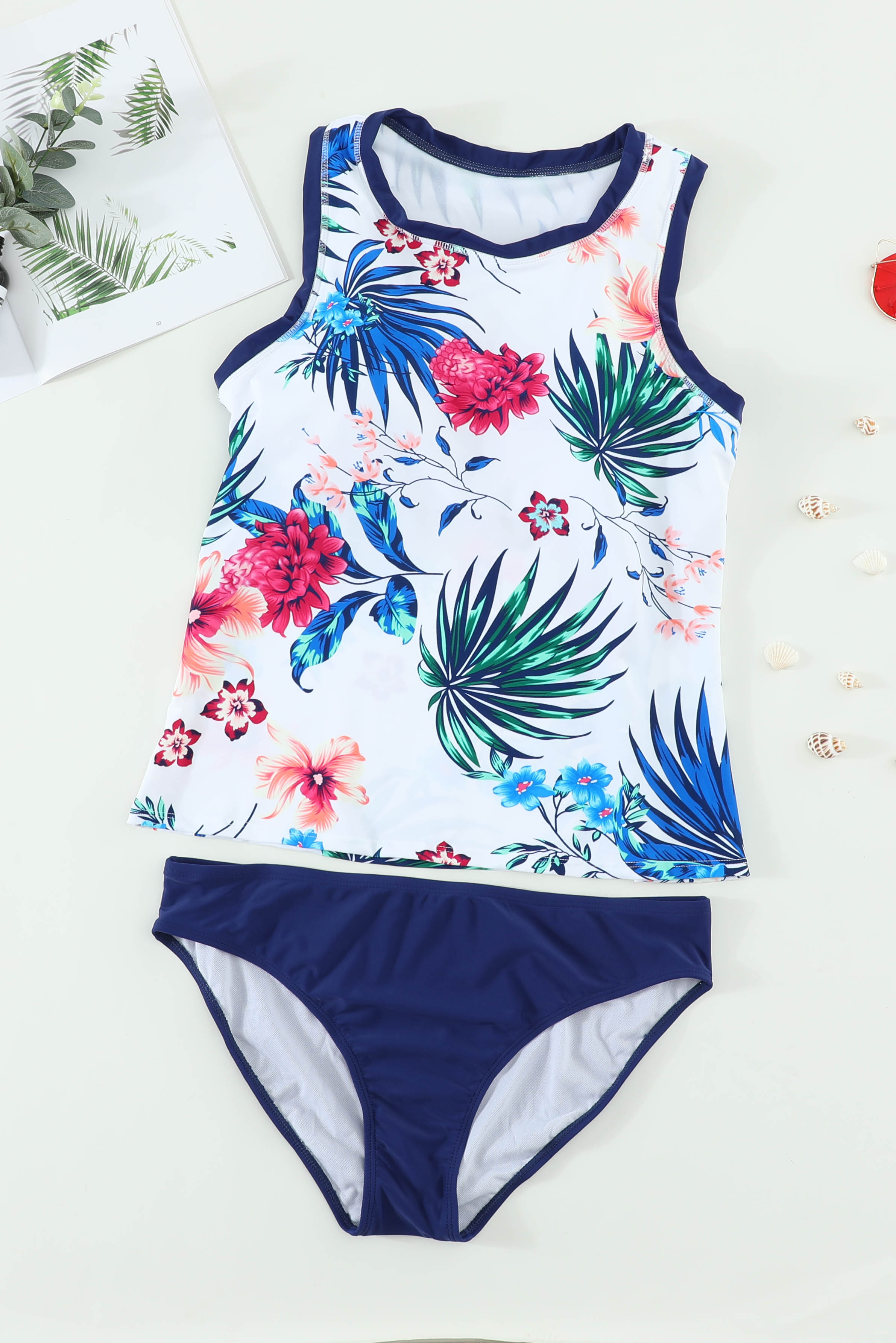 Weiß-blaues Tankini-Set mit hohem Ausschnitt und Riemchendesign und Blumenmuster