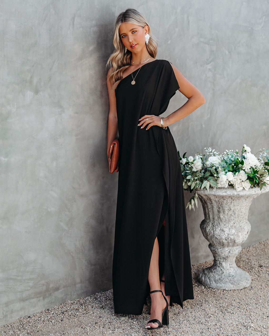 Strike A Pose – Statement-Maxikleid mit One-Shoulder-Träger - Schwarz 