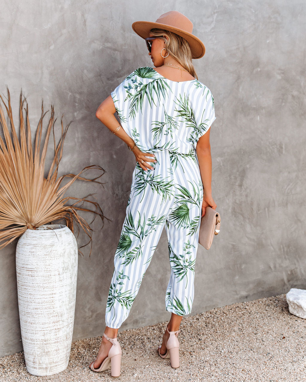 Sunset View – Gestreifter Jumpsuit mit Palmenprint und Taschen - Blau 