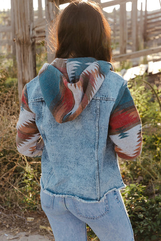 Jeansjacke mit Aztekenmuster und ausgefranstem Saum