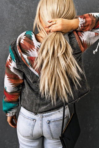 Jeansjacke mit Aztekenmuster und ausgefranstem Saum