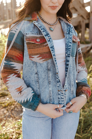 Jeansjacke mit Aztekenmuster und ausgefranstem Saum