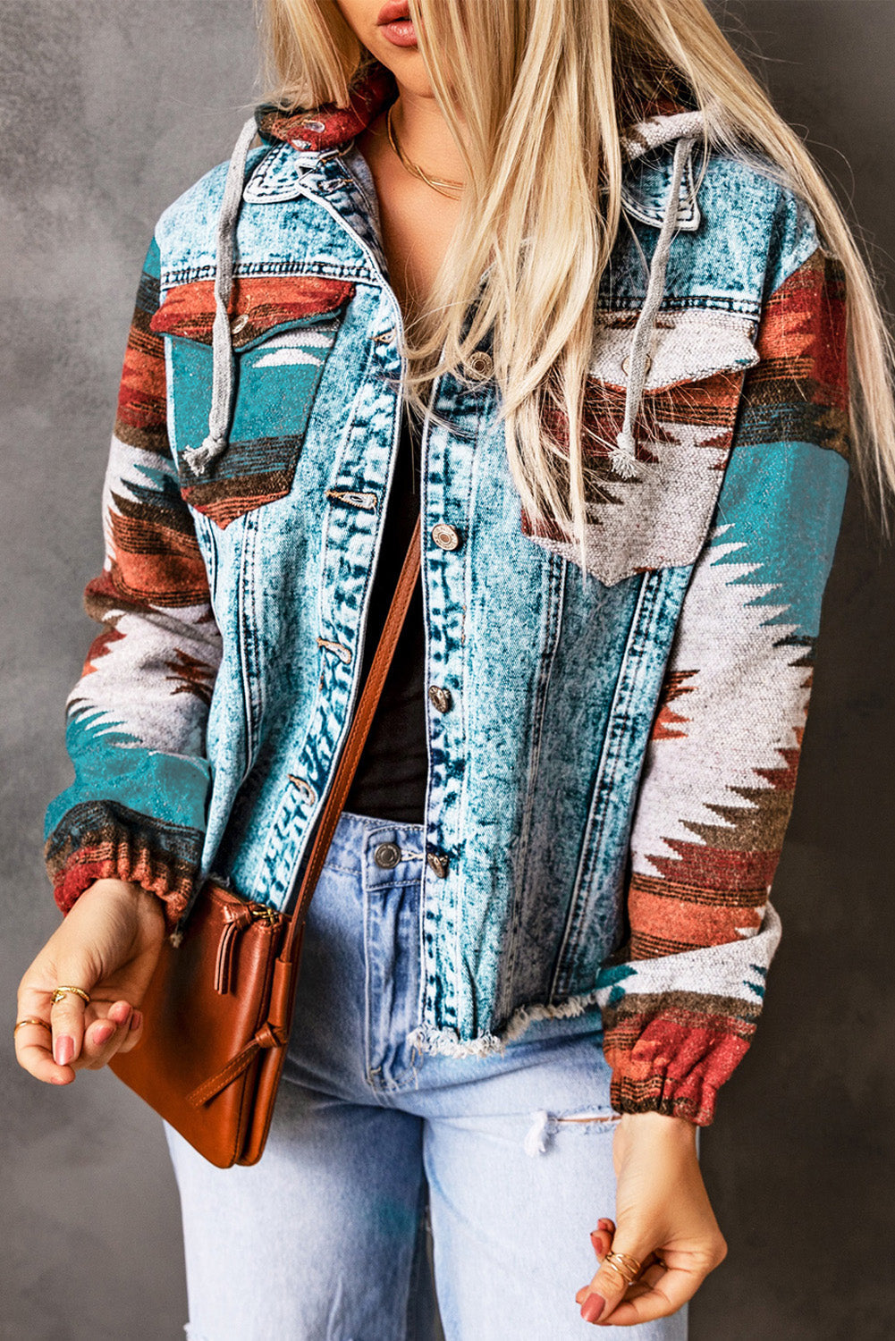 Jeansjacke mit Aztekenmuster und ausgefranstem Saum