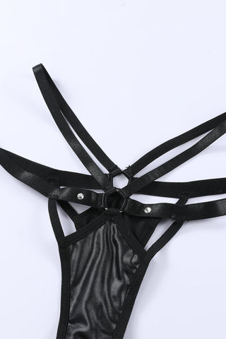 Schwarzes Dessous-Set aus Riemchen-BH und Tanga aus Leder