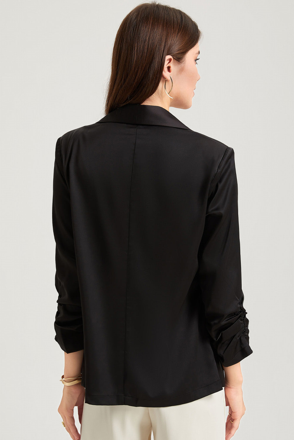 Schwarzer Satin-Blazer mit Reverskragen