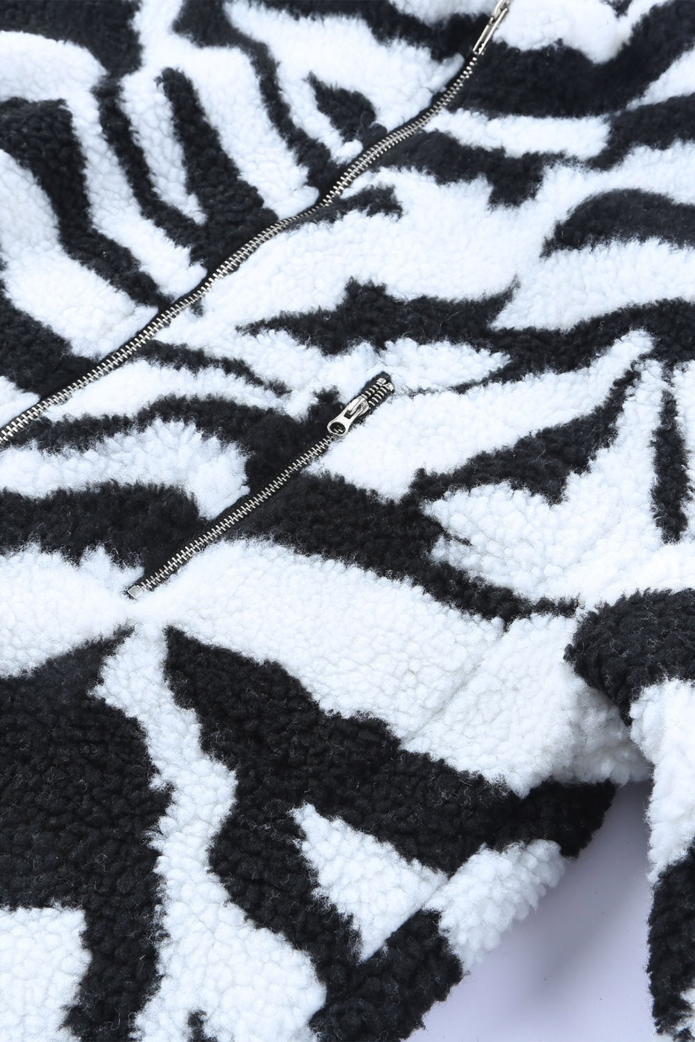 Schwarze Teddyjacke mit Zebra-Print und hohem Kragen