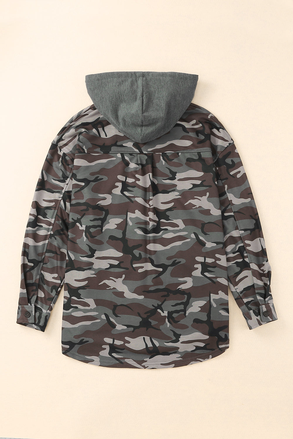 Grüne Kapuzenjacke mit Knopfleiste und Camouflage-Print