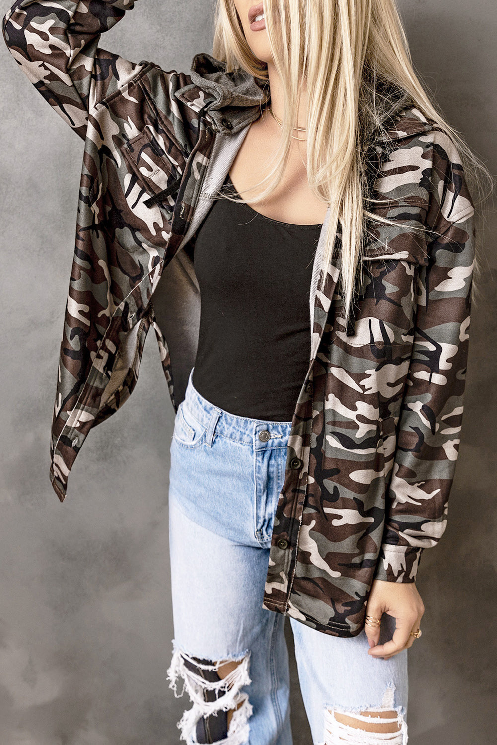 Grüne Kapuzenjacke mit Knopfleiste und Camouflage-Print