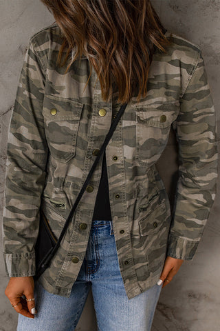 Grüne Jacke mit mehreren Taschen und Camouflage-Print