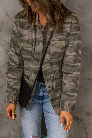 Grüne Jacke mit mehreren Taschen und Camouflage-Print