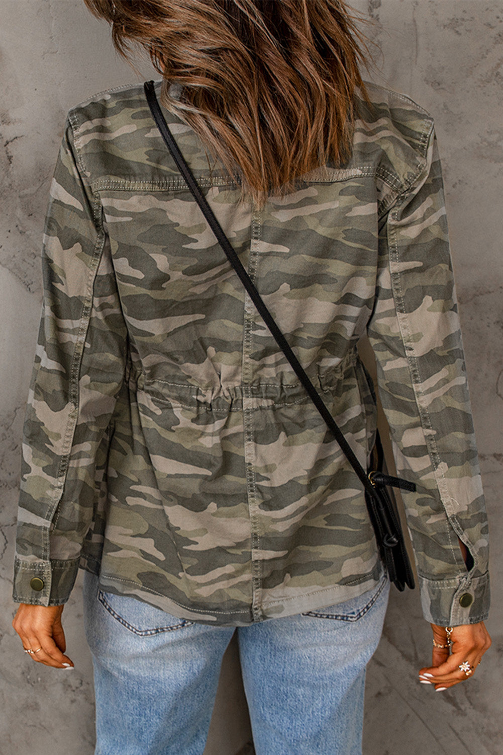 Grüne Jacke mit mehreren Taschen und Camouflage-Print