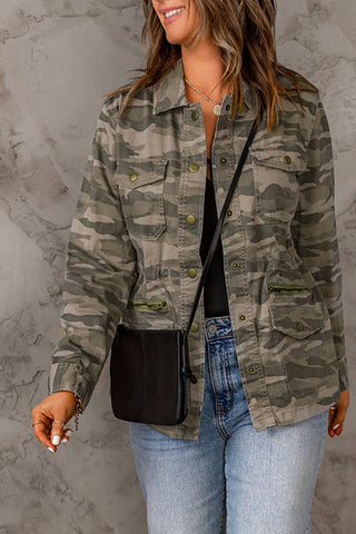 Grüne Jacke mit mehreren Taschen und Camouflage-Print