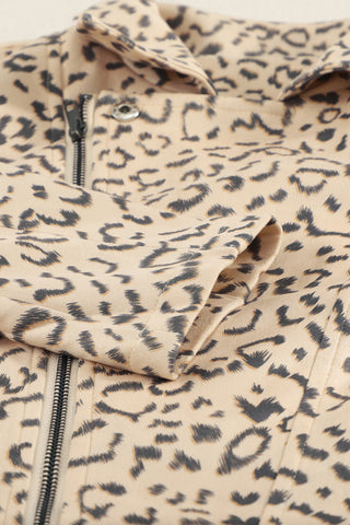 Jacke mit Leopardenmuster, Reißverschluss und Reverskragen