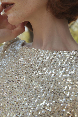 Glitzerndes, tiefes V-Ausschnitt-Maxikleid mit Glockenärmeln und Fischschwanz-Pailletten - Champagner