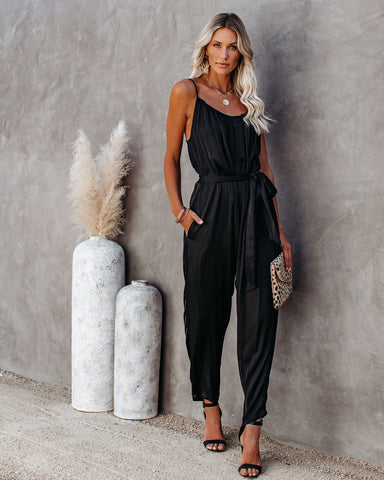 Sumner – Satin-Jumpsuit mit Taschen und Krawatte