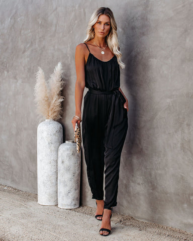 Sumner – Satin-Jumpsuit mit Taschen und Krawatte