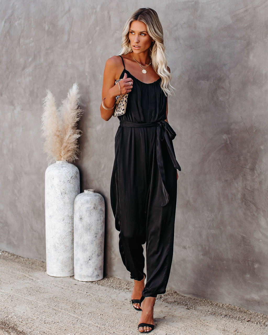 Sumner – Satin-Jumpsuit mit Taschen und Krawatte