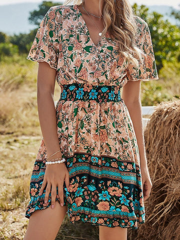 Kleid mit V-Ausschnitt und kurzen Ärmeln im Boho-Print