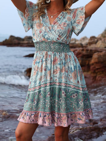 Kleid mit V-Ausschnitt und kurzen Ärmeln im Boho-Print