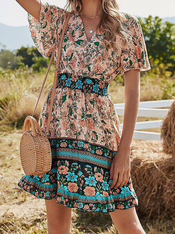 Kleid mit V-Ausschnitt und kurzen Ärmeln im Boho-Print