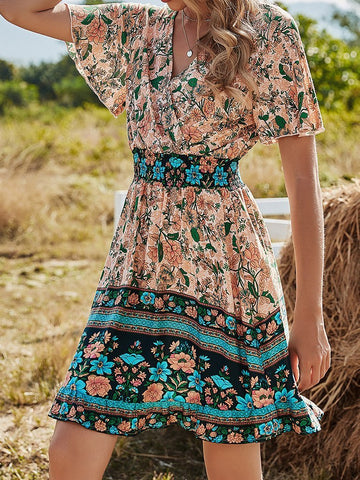 Kleid mit V-Ausschnitt und kurzen Ärmeln im Boho-Print