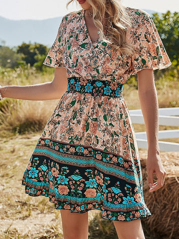 Kleid mit V-Ausschnitt und kurzen Ärmeln im Boho-Print