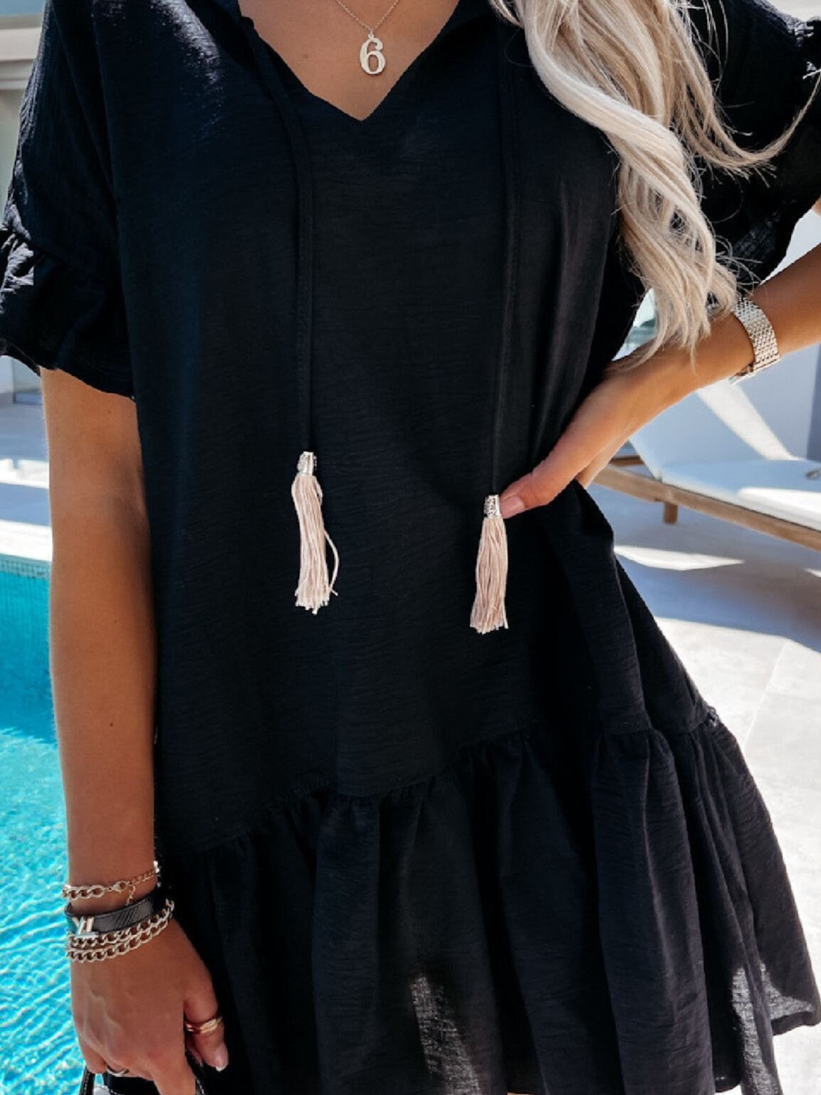 Kurzes Kleid mit V-Ausschnitt, kurzen Ärmeln und einfarbiger