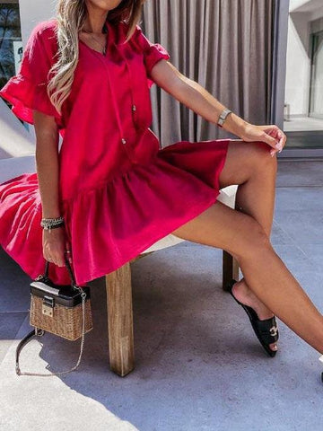 Kurzes Kleid mit V-Ausschnitt, kurzen Ärmeln und einfarbiger