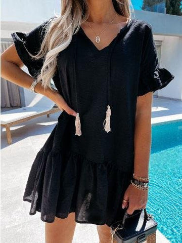 Kurzes Kleid mit V-Ausschnitt, kurzen Ärmeln und einfarbiger