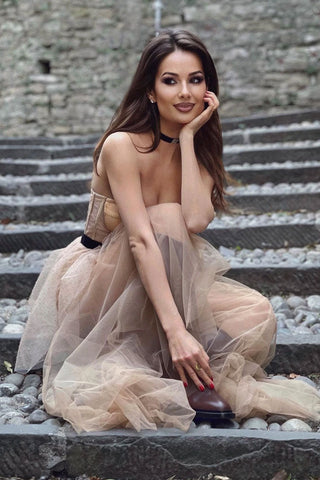Trägerloses Maxi-Abendkleid im Vintage-Stil mit gepunktetem Netzstoff und Schößchen - Khaki