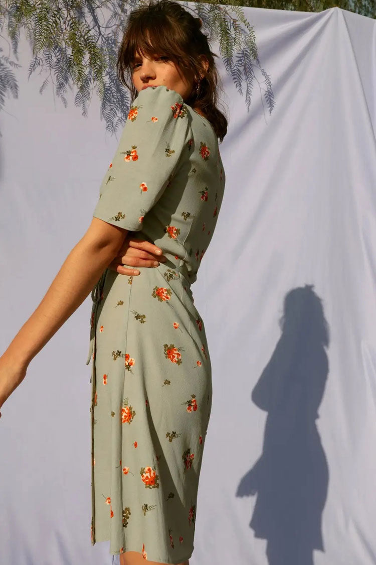Robe portefeuille courte à manches bouffantes et imprimé floral vintage - Vert sauge