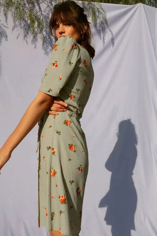 Robe portefeuille courte à manches bouffantes et imprimé floral vintage - Vert sauge