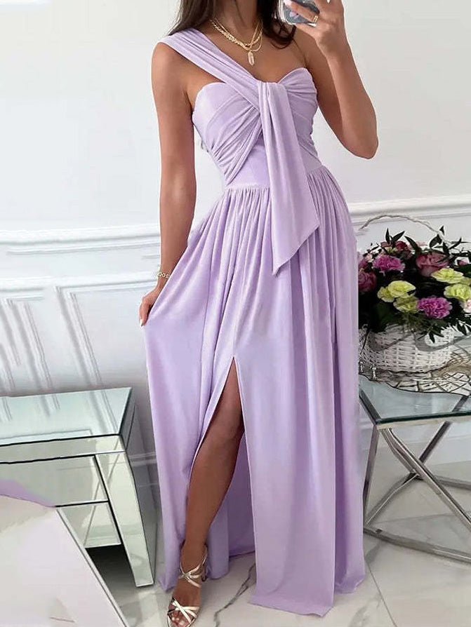 Schlichtes ärmelloses schulterfreies Schlitzkleid