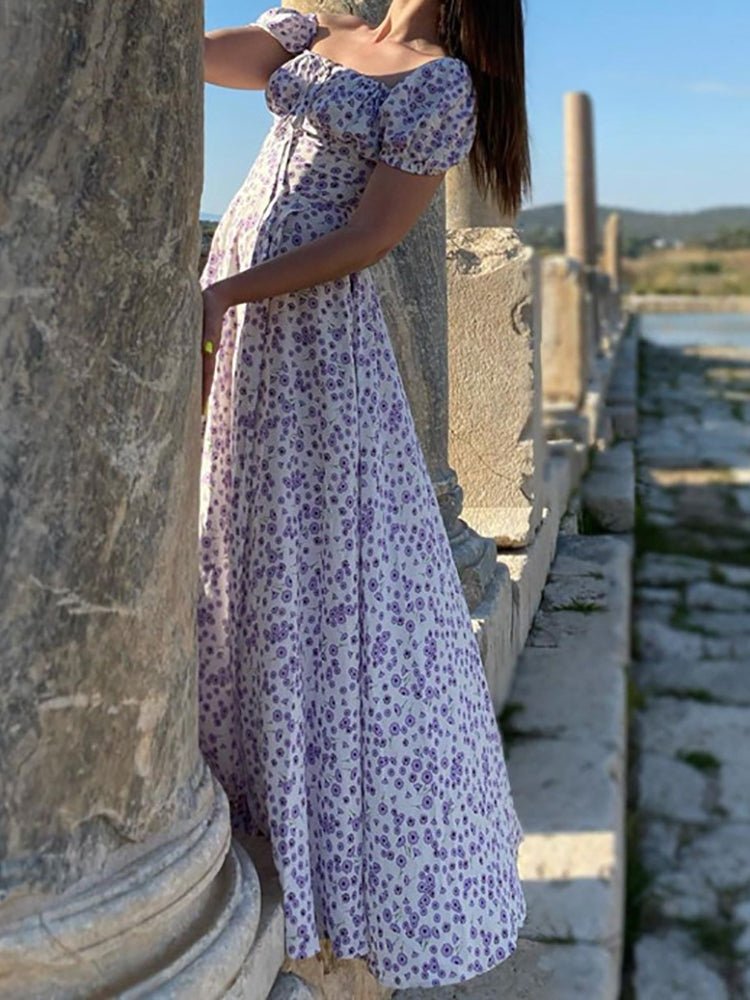 Kleid mit quadratischem Ausschnitt, gekreuzten Bindebändern und Blumenschlitz